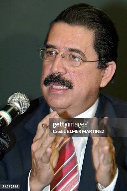 Manuel "Mel" Zelaya, candidato presidencial para las elecciones del proximo domingo del opositor Partido Liberal , responde preguntas a la prensa en...