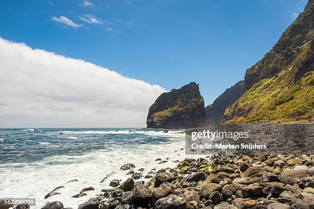 coastline at ilhéu da rocha do navio - navio stock pictures, royalty-free photos & images