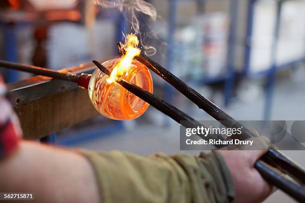 glass maker shaping hot glass - glass blowing stockfoto's en -beelden