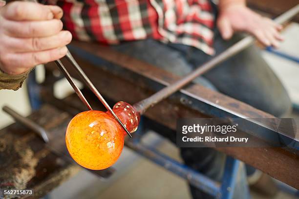 glass maker shaping hot glass - tang stockfoto's en -beelden