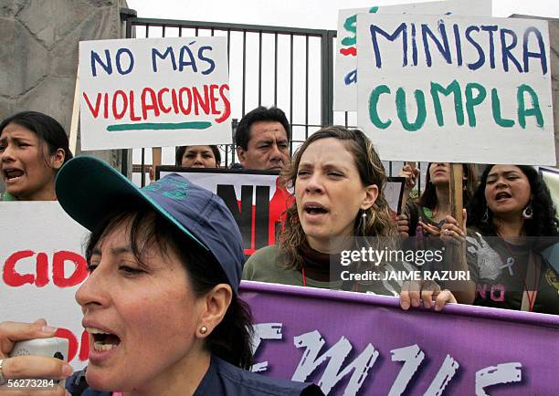 Personas participan de una manifestacion contra la violencia domestica hacia las mujeres el 25 de noviembre de 2005 en Lima. La Organizacion Mundial...