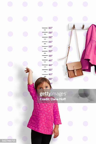 child at pediatrician doctor office - groeimeter stockfoto's en -beelden