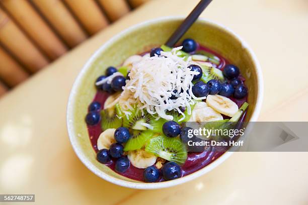 healthy food acai fruit bowl - acai berries stockfoto's en -beelden