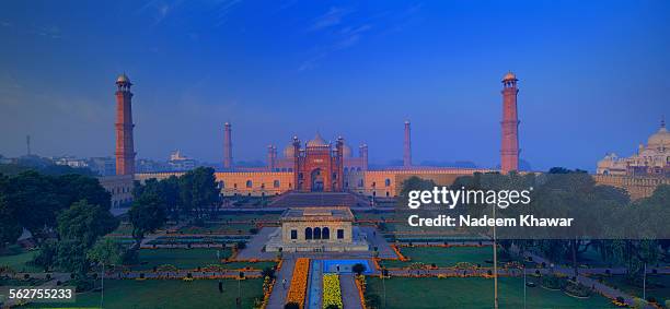 badshahi mosque lahore. - badshahi mosque stockfoto's en -beelden