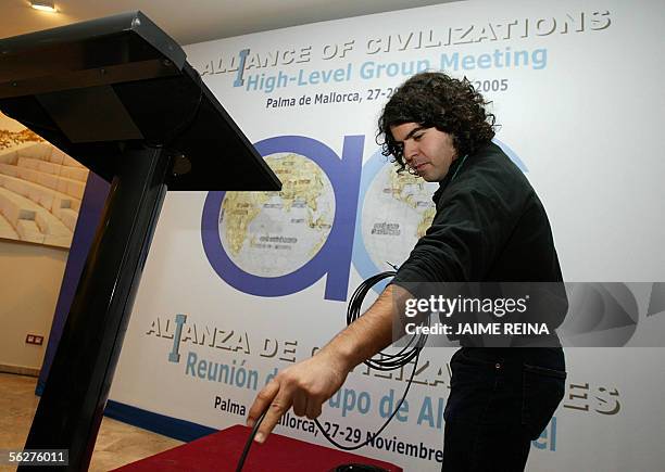 Palma de Mallorca, SPAIN: A worker prepares 26 November 2005 the stage of one of the meeting rooms on the eve of the first Alliance of Civilizations...