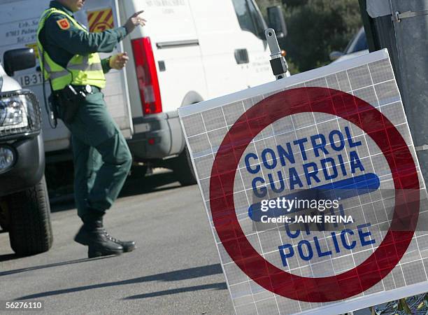 Palma de Mallorca, SPAIN: A Spanish Civil Guard controls 26 November 2005 the entrance of the building where the first Alliance of Civilizations...