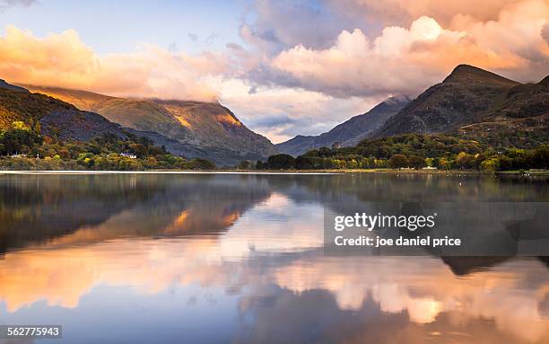 sunset, llanberis, snowdonia, wales - snowdonia national park stock-fotos und bilder