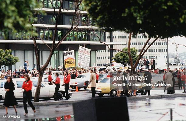 An street view as celebrities arrive to the 54th Academy Awards at Dorothy Chandler Pavilion in Los Angeles,California.