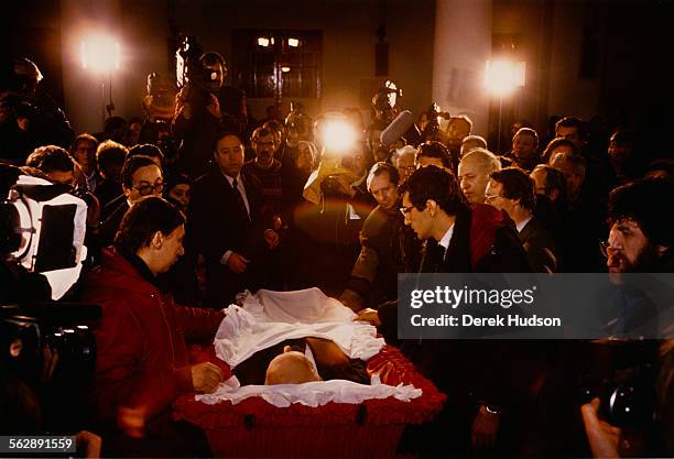 Mourners at the coffin of Russian nuclear physicist, Soviet dissident and human rights activist, Andrei Sakharov , lying in state at the Institute of...