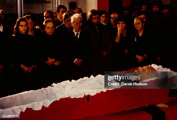 Family members at the coffin of Russian nuclear physicist, Soviet dissident and human rights activist, Andrei Sakharov , lying in state at the...