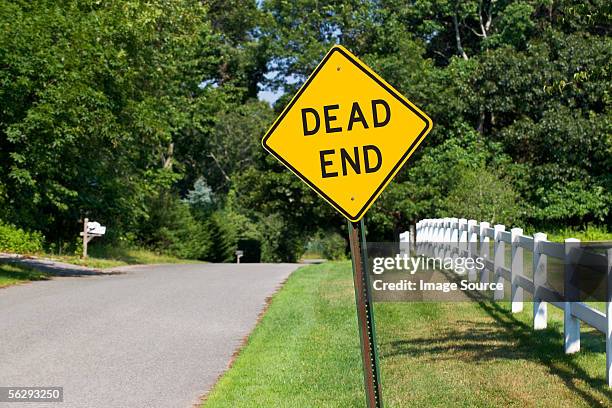 dead end village - señal de calle sin salida fotografías e imágenes de stock