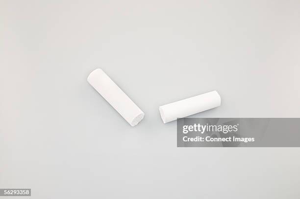 broken chalk - krijt kunstnijverheiduitrusting stockfoto's en -beelden