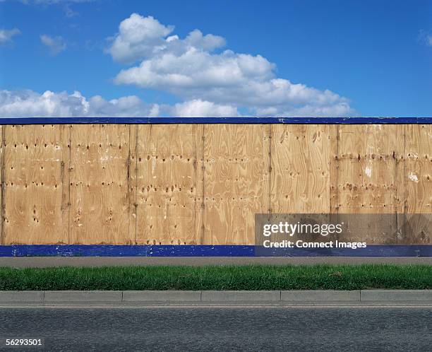 wall around a construction site - zaun stock-fotos und bilder