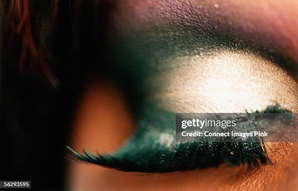 cosmetics on male eye - black transvestite - fotografias e filmes do acervo