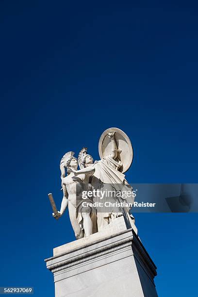 monument to friedrich schinkel on the schlossbrucke bridge, mitte, berlin, germany - pont du château photos et images de collection