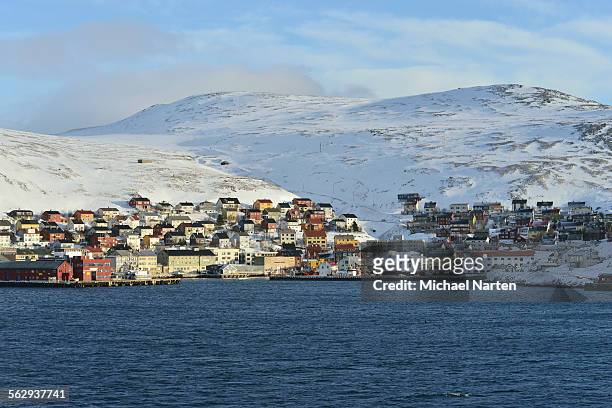 buildings at the harbour in front of the mountains of the island, honningsvag, mageroya island, finnmark county, norway - isola di mageroya foto e immagini stock