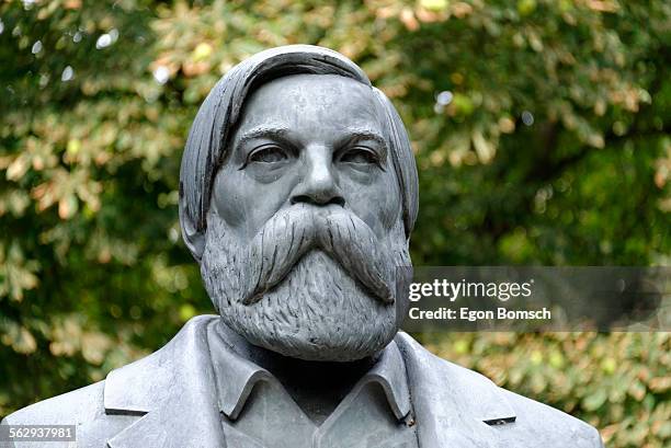 bronze figure, friedrich engels monument, detail, marx-engels-forum, berlin, germany - friedrich engels - fotografias e filmes do acervo