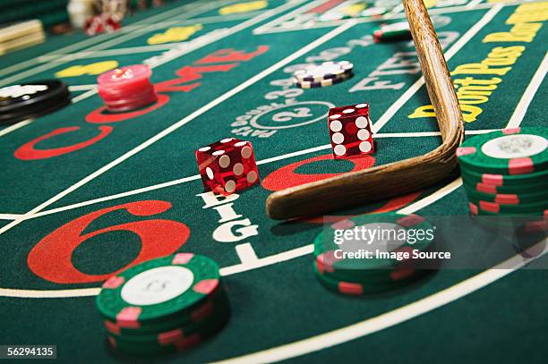 croupier stick clearing craps table - craps table - fotografias e filmes do acervo