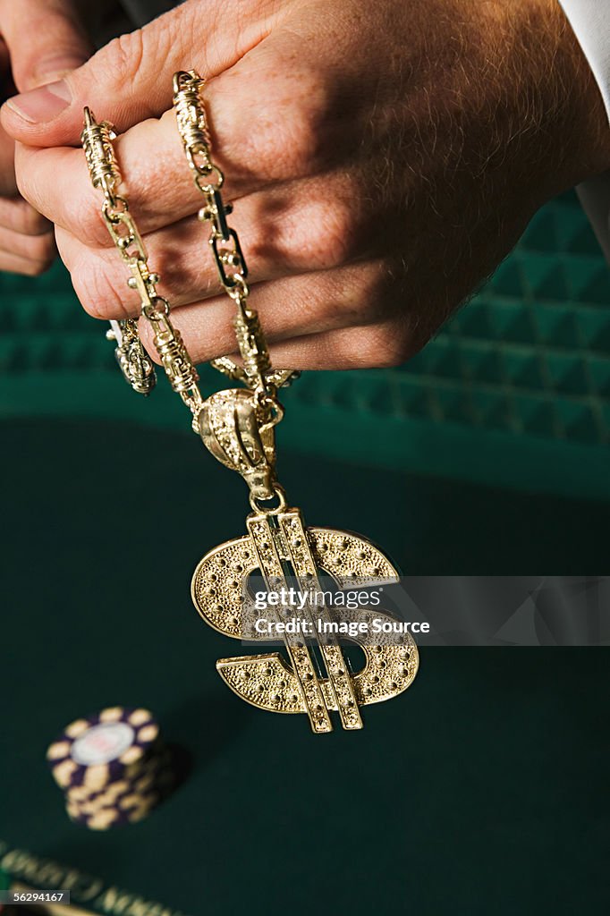 Uomo che tiene il segno di dollaro Collana