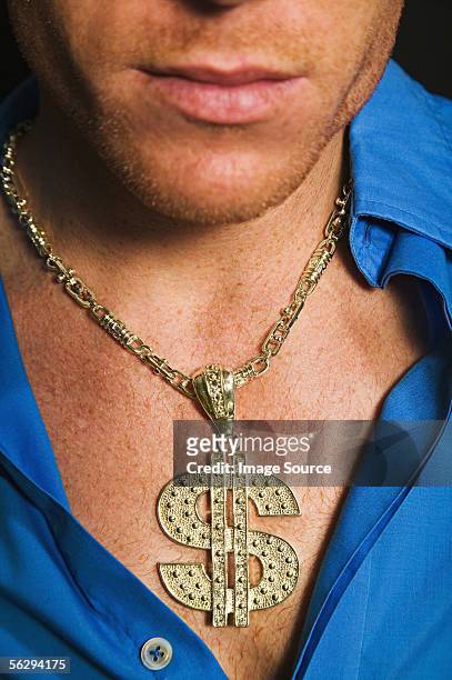 mann mit einem dollar-halskette - gold chain necklace stock-fotos und bilder