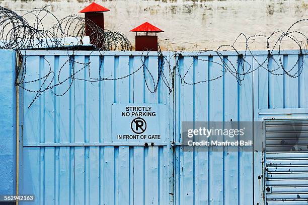 iron gate with barbed wire, windhoek, namibia - windhoek katutura 個照片及圖片檔