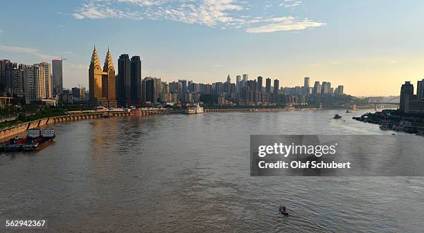 new skyscrapers on the yangtze river, chongqing, china - jangtsekiang imagens e fotografias de stock