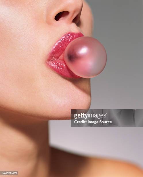 woman blowing a bubble gum bubble - bubble gum stockfoto's en -beelden