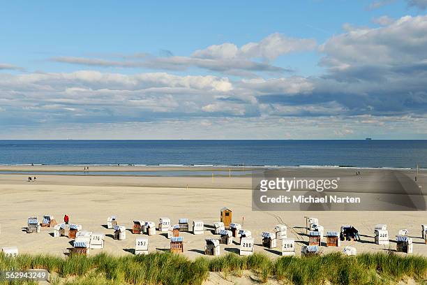 beach with chair beach, north sea with a cloudy sky, spiekeroog, east frisia, lower saxony, germany - spiekeroog photos et images de collection