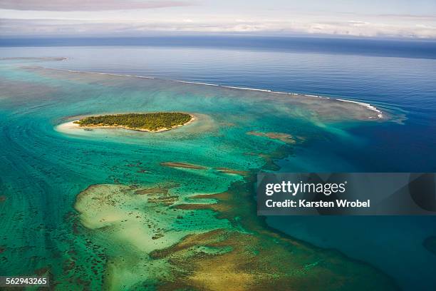 island in the coral reef of grande terre, new caledonia - grande terre nueva caledonia fotografías e imágenes de stock