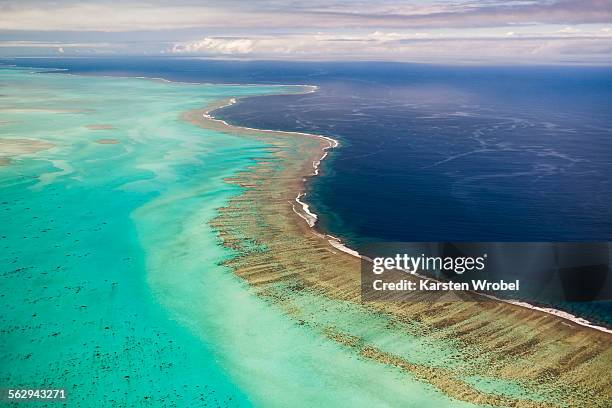 barrier of the coral reef of grande terre, new caledonia - grande terre nueva caledonia fotografías e imágenes de stock