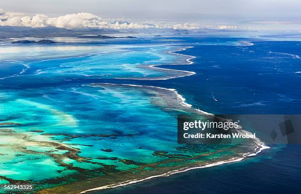 barrier of the coral reef of grande terre, new caledonia - grande terre nueva caledonia fotografías e imágenes de stock