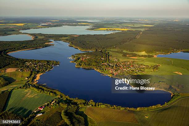 jabelscher see lake, left village of damerow, jabel, mecklenburg lake district, mecklenburg-western pomerania, germany - mecklenburger seenplatte stock-fotos und bilder