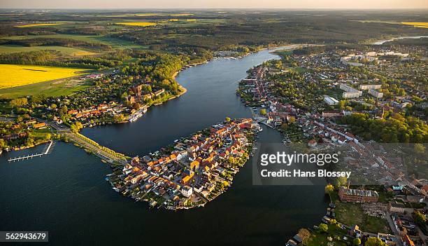 aerial view, malchow with malchower see lake and the island with the historic centre and its old market square, malchow, mecklenburg lake district, mecklenburg-western pomerania, germany - mecklenburger seenplatte stock-fotos und bilder