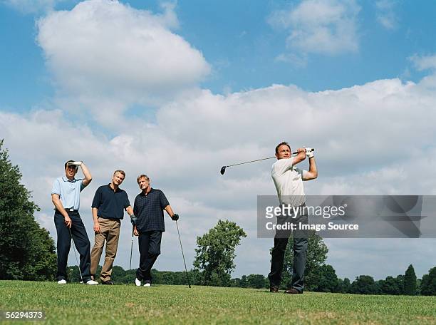 men playing golf - vier personen stockfoto's en -beelden