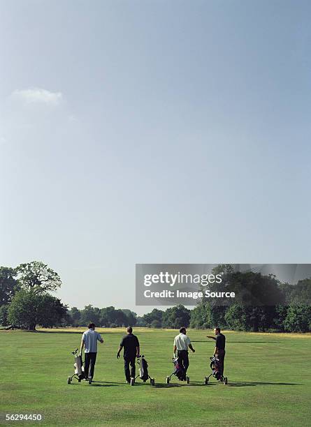 golfer gehen und sprechen - golftasche ziehen stock-fotos und bilder