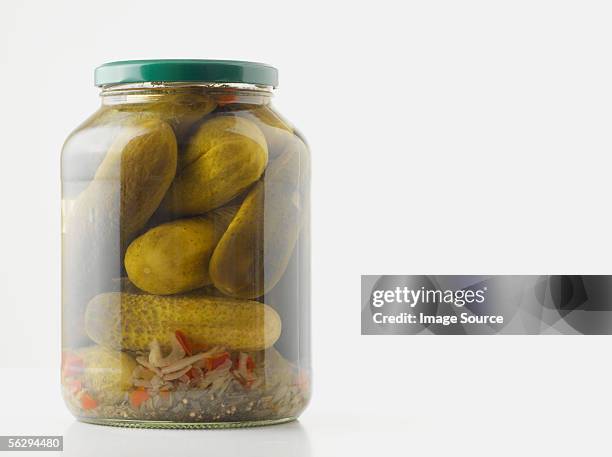 jar of pickled gherkins - pickle jar imagens e fotografias de stock