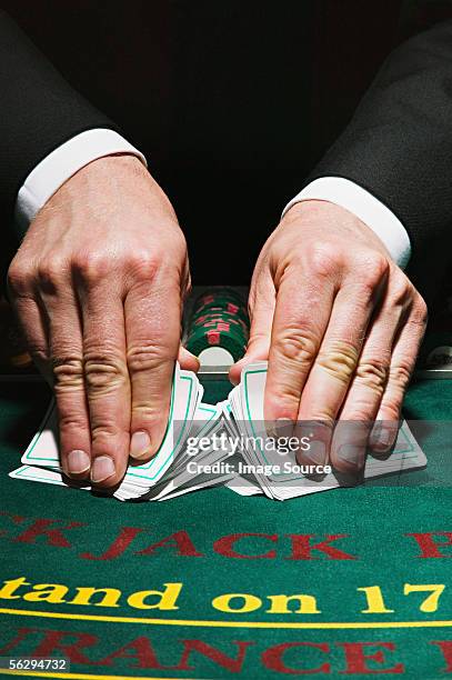 händler karten mischen karten - karten mischen stock-fotos und bilder