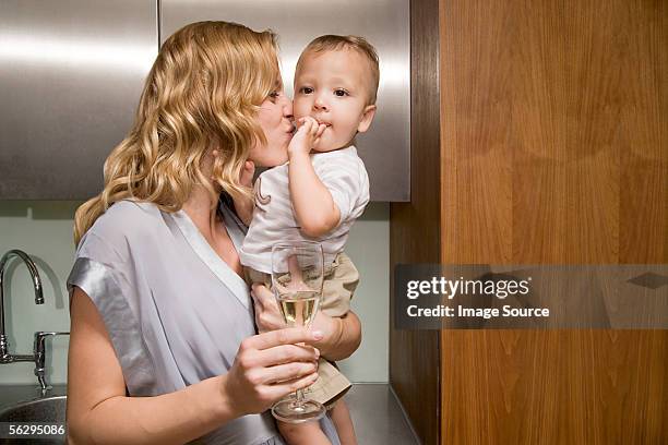 woman with baby and glass of wine - wijn drinken stockfoto's en -beelden