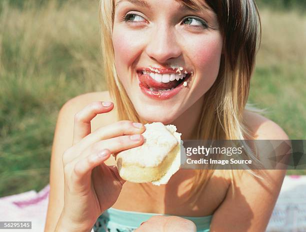 frau isst einen kuchen - woman mouth stock-fotos und bilder