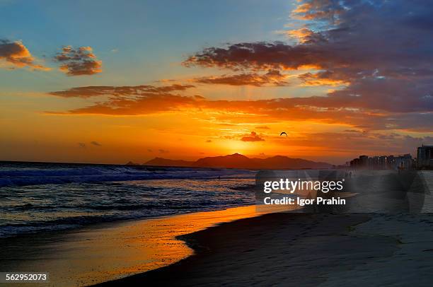 sunset on barra beach, rio de janeiro, brazil - barra da tijuca stockfoto's en -beelden