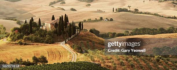 classic tuscany landscape with farmhouse - tuscany fotografías e imágenes de stock