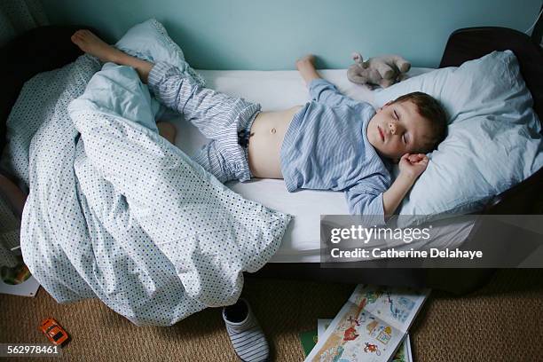 a 4 years old boy sleeping in his bed - kids sleep in bed stock-fotos und bilder