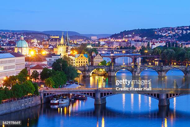 prague at dusk - castelo de hradcany imagens e fotografias de stock