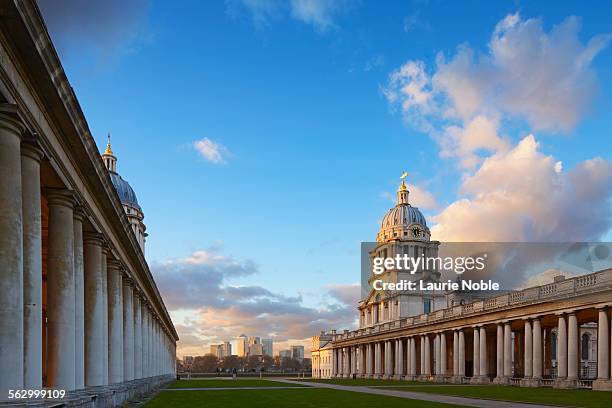 old royal naval college & canary wharf, greenwich - greenwich stock-fotos und bilder