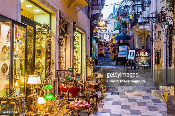 antiquities shop in an alley - taormina 個照片及圖片檔