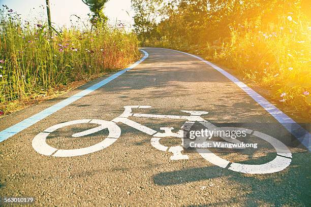 riding in desolate areas - carril para ciclistas fotografías e imágenes de stock