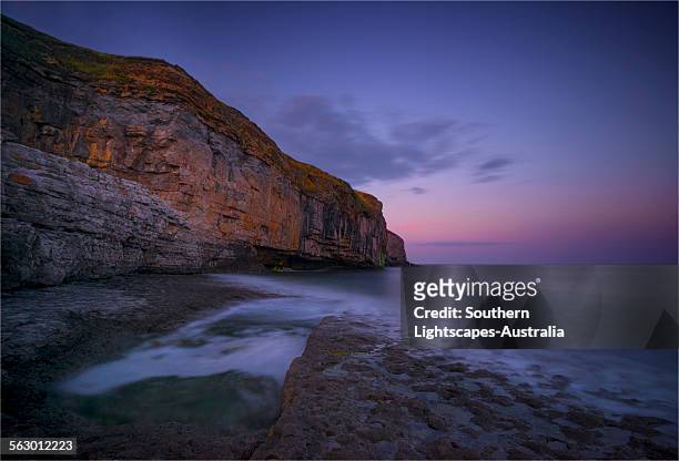 dusk at dancing ledge - littoral rocheux photos et images de collection