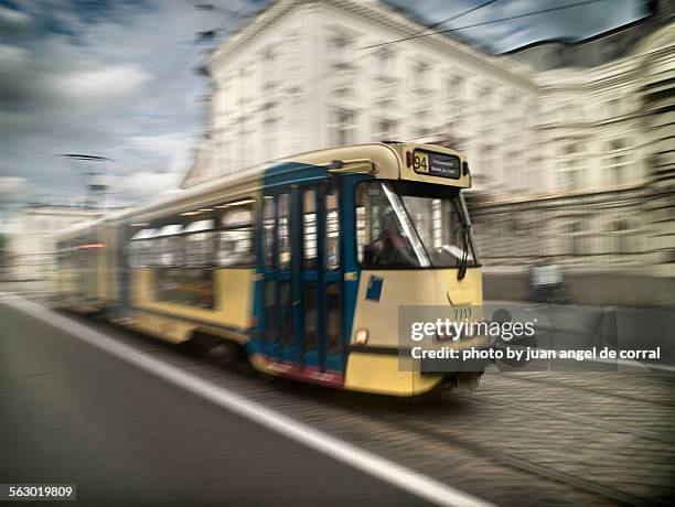 tram in brussels - brussels hoofdstedelijk gewest stockfoto's en -beelden