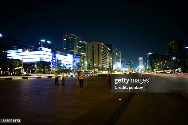 gwanghwamun plaza and the buildings - gwanghwamun platz stock-fotos und bilder