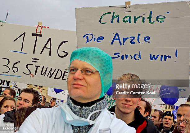 Doctors of Berlin's Charite hospital hold banners reading "1 day = 36 hours" and "Charite - We are the doctors" on November 30, 2005 in Berlin,...